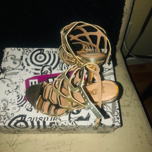 Beautiful gold dress sandals - Picture 3 of 3